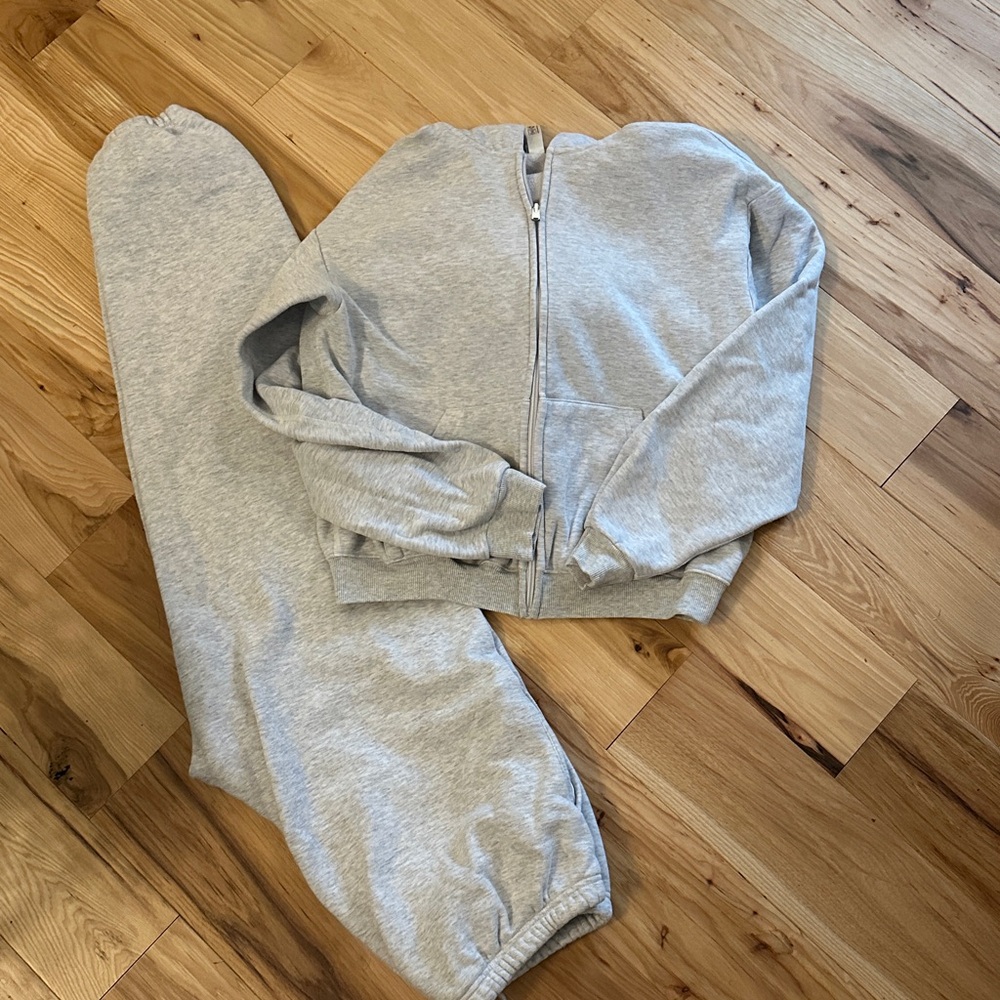 SKIMS SMALL Gray Zip-Up Hoodie and Sweatpants Set